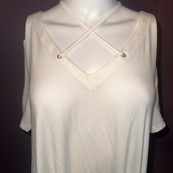 NWT KLD V-Neck Off White T- Shirt with Silver‎ Grommets, Size M - Picture 2 of 8